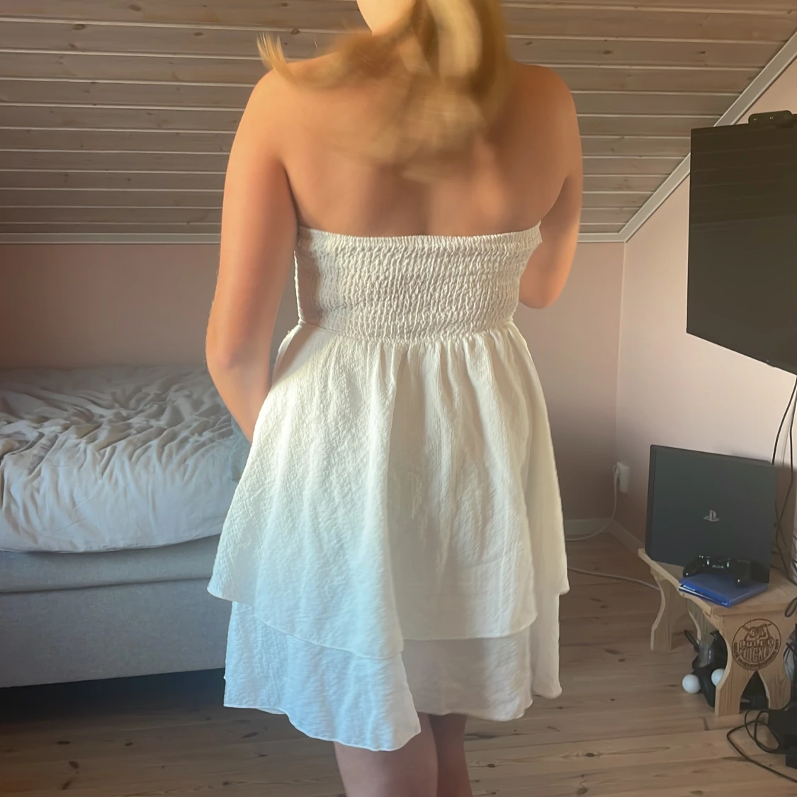 Vit axelbandslös volangklänning - 1