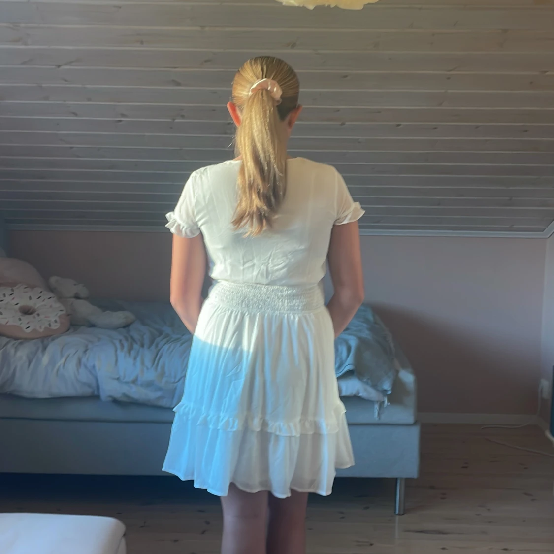 Vit kort omlottklänning med volanger - 1