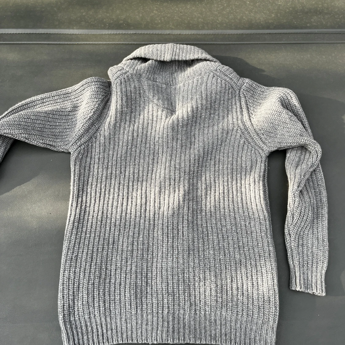 Grå stickad kofta med sjalkrage - 1