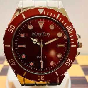 Snygg McyKcy Herr  klocka  - Stilren fungerande klocka från McyKcy  med vin röd urtavla och matchande vinröd dekorativ  vridring. Boetten och armbandet är i blankt silverfärgat rostfr stål. Klockan har tydliga indexmarkeringar och klassisk kvartsrörelse. Perfekt accessoar för dig som gillar en sportig look.