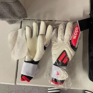 Adidas målvaktshandskar vit/röd - 2 par målvaktshandskar .