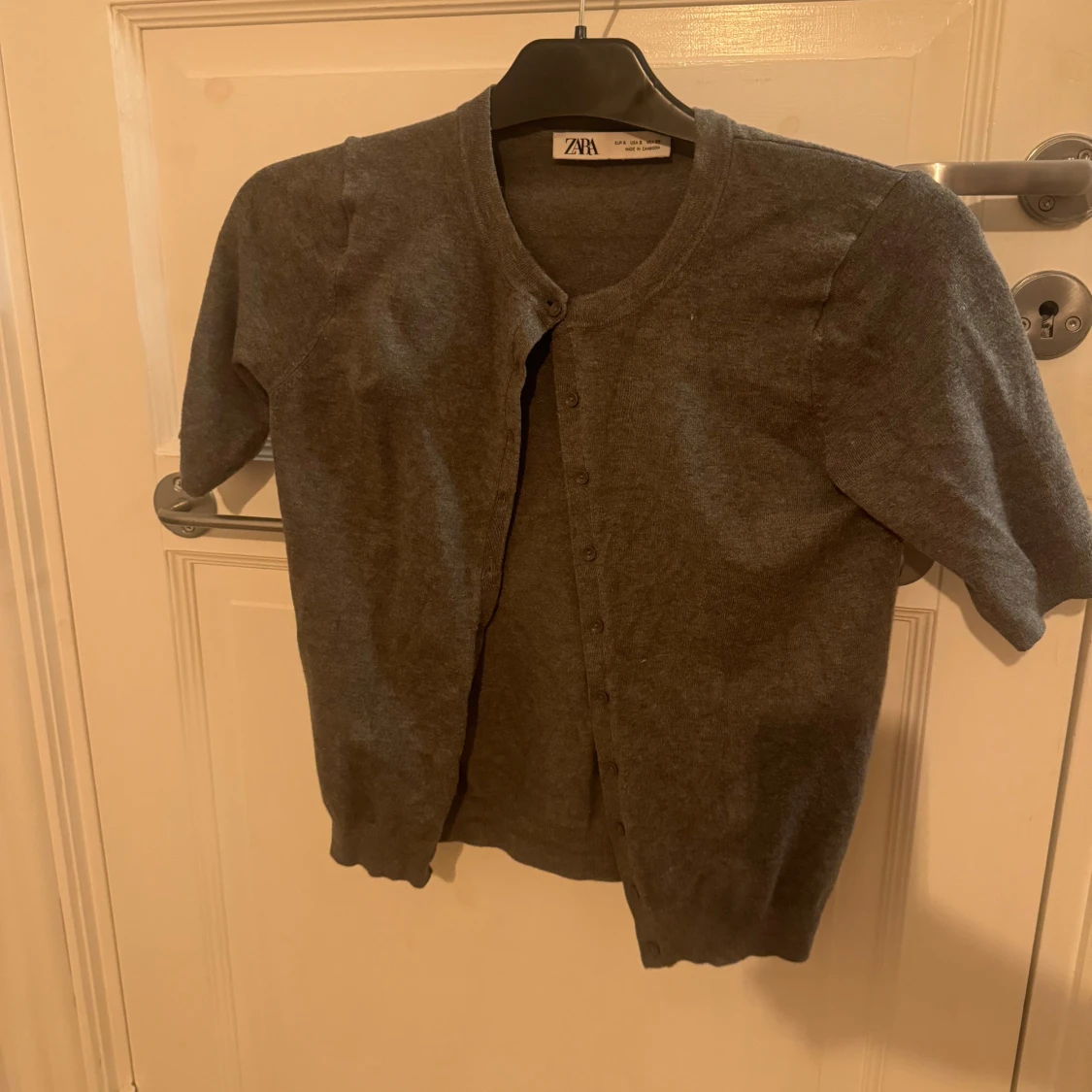 Grå kofta med kort ärm från Zara