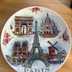 Väggtallrik Paris - Fin Väggtallrik med motiv av Paris. Upphängning finns på baksidan. Fint skick 