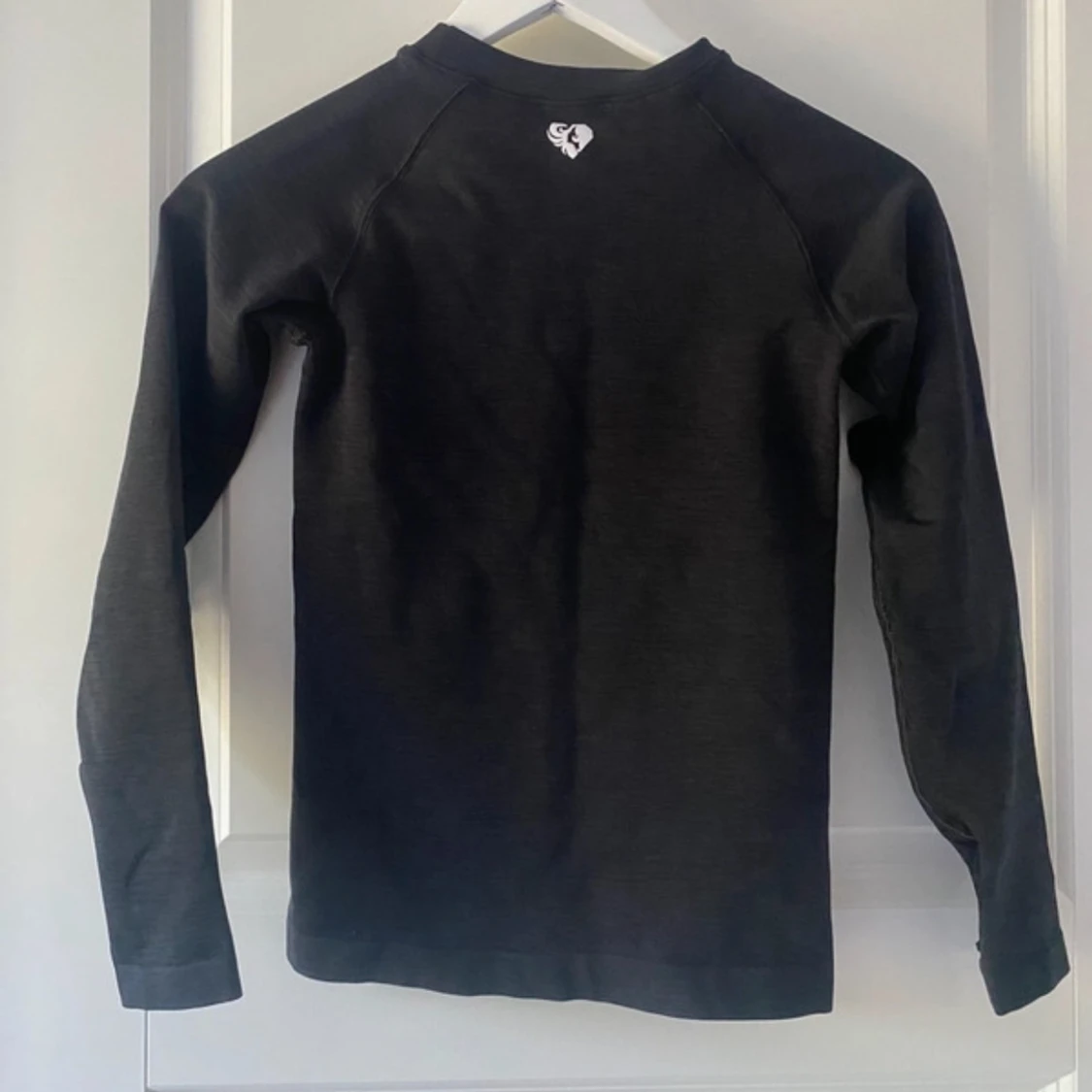 Svart långärmad tröja med tumhål - 1