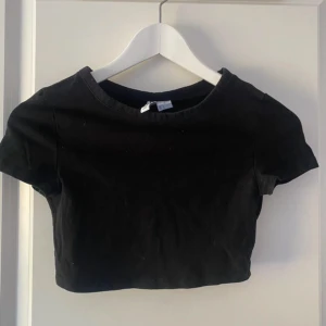 Svart croppad topp från H&M Divided - Använd 2-3gånger
