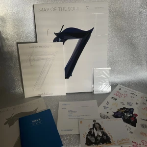 Bts album - Map of the soul 7 (Ver 02) Skiva finns med. Om du vill veta vem som är på photocardet eller har andra frågor så hör gärna av dig!