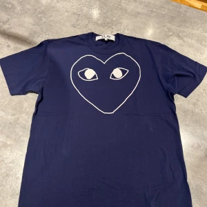 T-shirts - Blå XXL. Mått 55x75 cm. Grå XL. 399kr/st