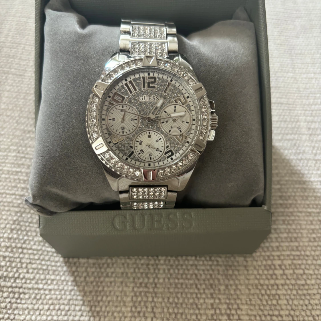 Guess silverfärgad klocka med stenar - 2
