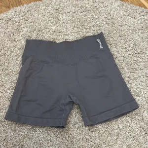 Grå träningsshorts från DFYNE - Snygga grå träningsshorts från DFYNE