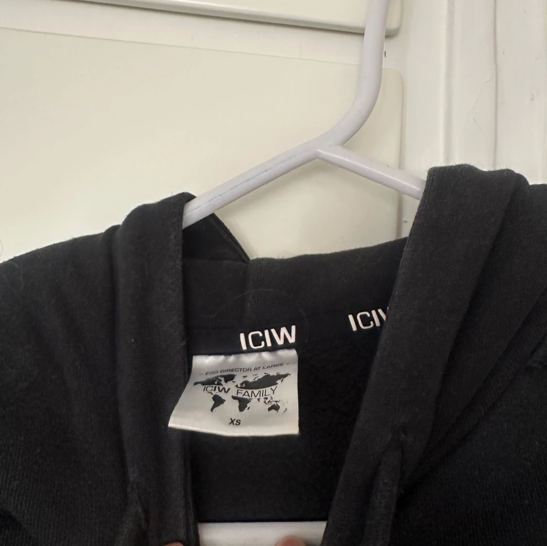 Svart hoodie från ICANIWILL - 1