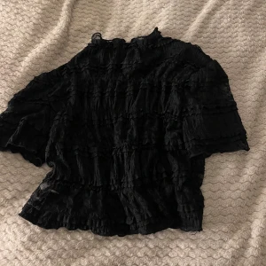 Svart volangblus från SHEIN - Svart blus från SHEIN i storlek S med flera lager volanger och transparent spets🥰