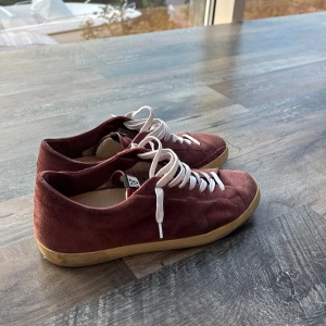 Golden goose - Säljer ett par vinröda golden goose, jävligt feta och sköna. Väldigt unika. Passar 41-42 hör av er vid frågor