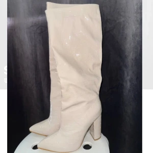 Beiga höga boots med klack - Säljes dessa fina boots, storlek 37 