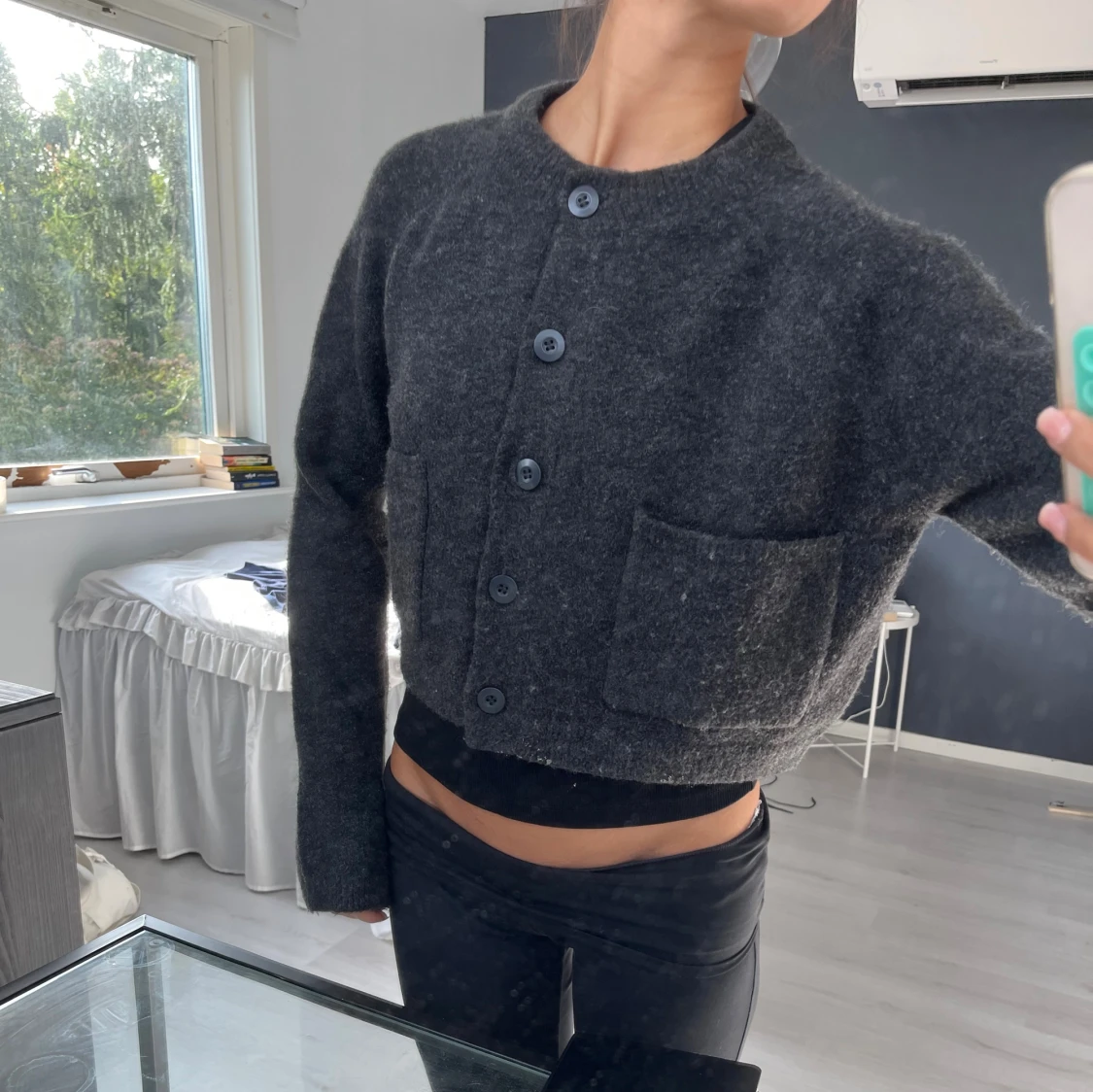 Mörkgrå croppad kofta från Zara - 3