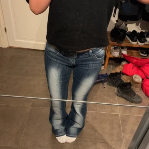 Blå bootcut jeans med slitningar - Säljer mina blå ”kvarg” jeans från Weekday, då dom ej kom till användning. Dom är som nya. Super sköna och sticker ut. Pris går att diskutera. Har storlek 30/32, passar alla som har 36/38/40. Jeansen är stretch. 