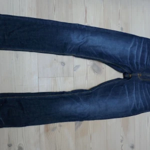 Nudie Jeans - Tjena, jag säljer ett par Nudie Jeans med riktigt snygg och unik tvätt. Modellen på dem heter Tube Tom de är slim jeans. Storlek W32 L32. Om du vill ha mer information eller bilder hör av er! Pris går att diskutera!