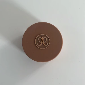 Anastasia Beverly Hills bronzer - Säljer en bronzer från Anastasia i färgen Golden Tan därför att jag har köpt en annan som jag använder mer. Den har använts ett par gånger men mycket produkt finns kvar💗