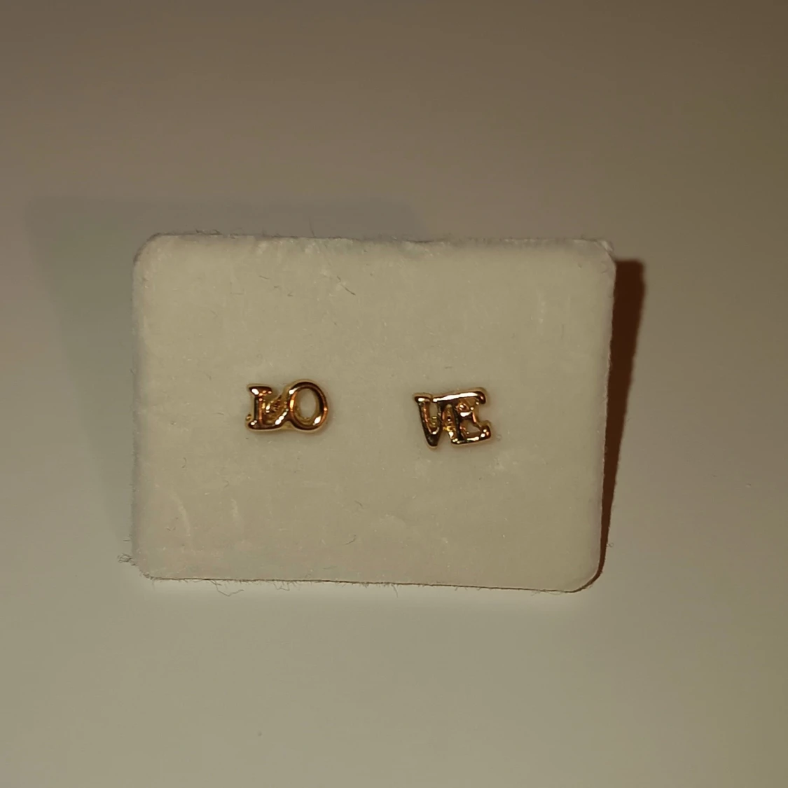 Guldiga LOVE örhängen