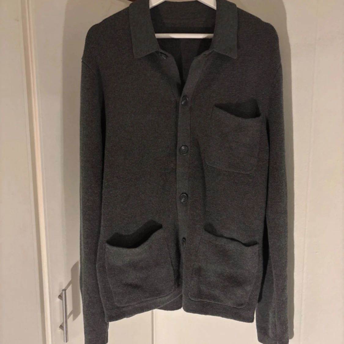 Mörkgrå stickad kofta med fickor