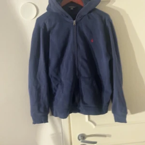 Marinblå hoodie från Polo Ralph Lauren - Snygg marinblå hoodie från Ralph lauren, passar perfekt till allt, hör av er vid frågor