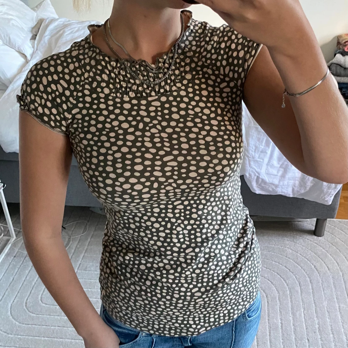 Prickig tight topp med rynkad hals