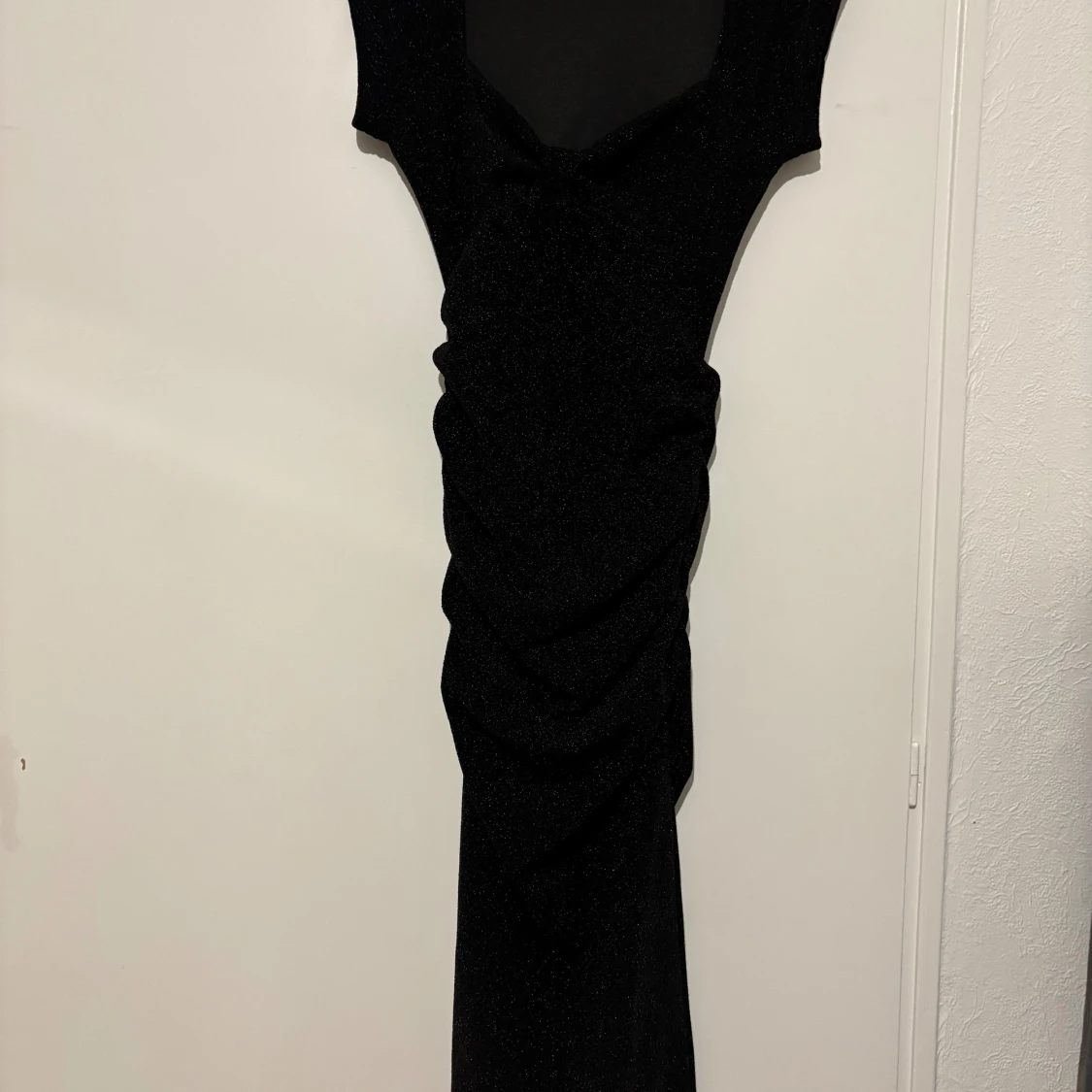 Svart glittrig långklänning - 1