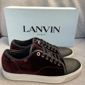 Lanvin skor - Hej! Säljer nu dessa sjukt snygga lanvin skor. Skorna är i toppskick! Har begränsat antal boxar och dustbag. Hör av dig vid frågor. 