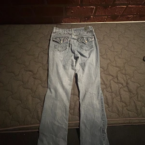 Ljusblå bootcut jeans med broderade fickor - Inseam:73cm Waist:78cm Legs:103cm