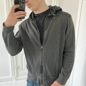 Ralph Lauren cardigan L - Ralph Lauren cardigan L, inga defekter men är väldigt urtvättad därav priset. Modellen är 180,75 kg och den passar honom bra. Kom med frågor! 😊