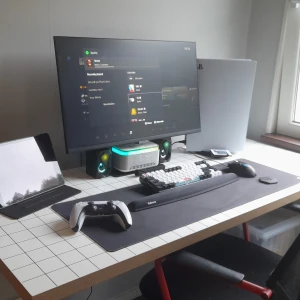  tillbehör för gaming - gamingheadset, mekaniskt tangentbord och stor skärm. Allt i mycket gott skick, perfekt för gaming och multimedia. Inga synliga defekter eller slitage. Komplett setup för den seriösa spelaren.