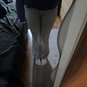 Grå bootcut jeansbyxor i storlek S - Säljer mina grå jeansbyxor från 157 i storlek S och kort längd. Byxorna har bootcut-modell med lätt utsvängda ben och klassisk femficksdesign. Säljer pågrund av att dem aldrig kommer till användning. Använda fåtal gånger