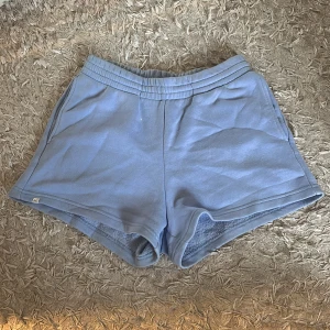 Ljusblå mjuka shorts från Rosemunde - Säljer ett par ljusblå shorts från Rosemunde x Barbara Kristoffersen. De har en bred resår i midjan, sidofickor och är tillverkade i mjukt bomullsmaterial med frottéliknande insida. Perfekta för chill dagar eller när du vill vara extra bekväm. Knappt använda! Pris diskuteras vid snabb affär! 💕