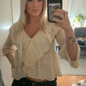 Beige blus med volang och v-ringning - Säljer en söt beige blus med v-ringning