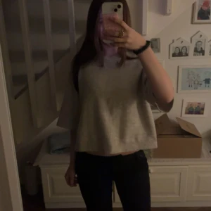 Beige stickad tröja från ONLY - Säljer en beige stickad tröja från ONLY med rund hals och trekvartsärmar. Tröjan har en loose passform och är perfekt för laget på lager. Enkel och stilren design som funkar till allt.