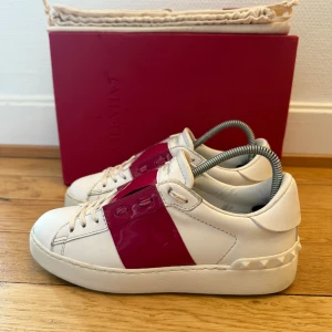 Valentino open sneakers  - Säljer nu dessa fina valentino skor | Super fint skick | Storlek 35,5 sitter som 36,5 | Kommer med box,dustbag,extra snören,valentino kort och äkthetsbevis | Hör gärna av er vid frågor eller funderingar 