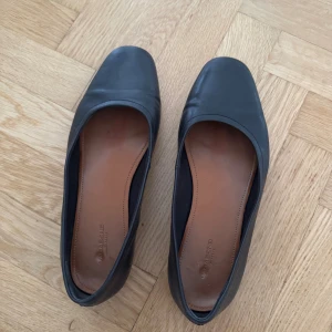 Svarta ballerinaskor från Vagabond - Stilrena svarta ballerinaskor från Vagabond i mjukt skinn. Modellen har en fyrkantig tå och låg platt sula.