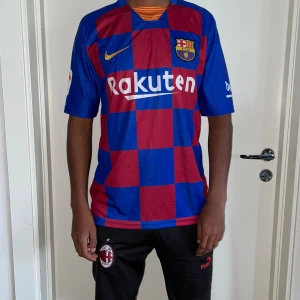 Barcelona griezmann 17 strl M - Helt ny. Fin replika med grym kvalitét. Modellen är 175cm väger 67 kg, Bär storlek M. Pris: 300kr. Först till kvarn. Skickas direkt inom 24 h