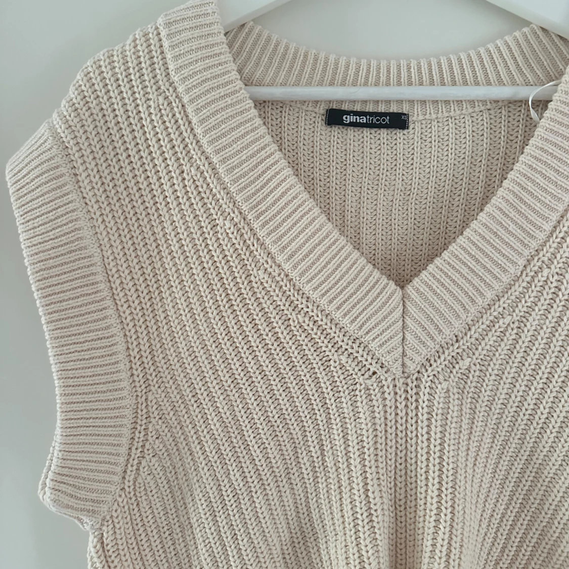 Beige stickad väst från Gina Tricot - 1