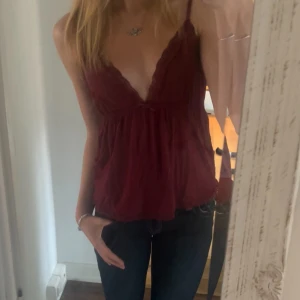 Vinröd spetsdetaljerad linnetopp - Säljer denna jättegulliga toppen med spetsdetaljer från Nelly i strl xs💕 