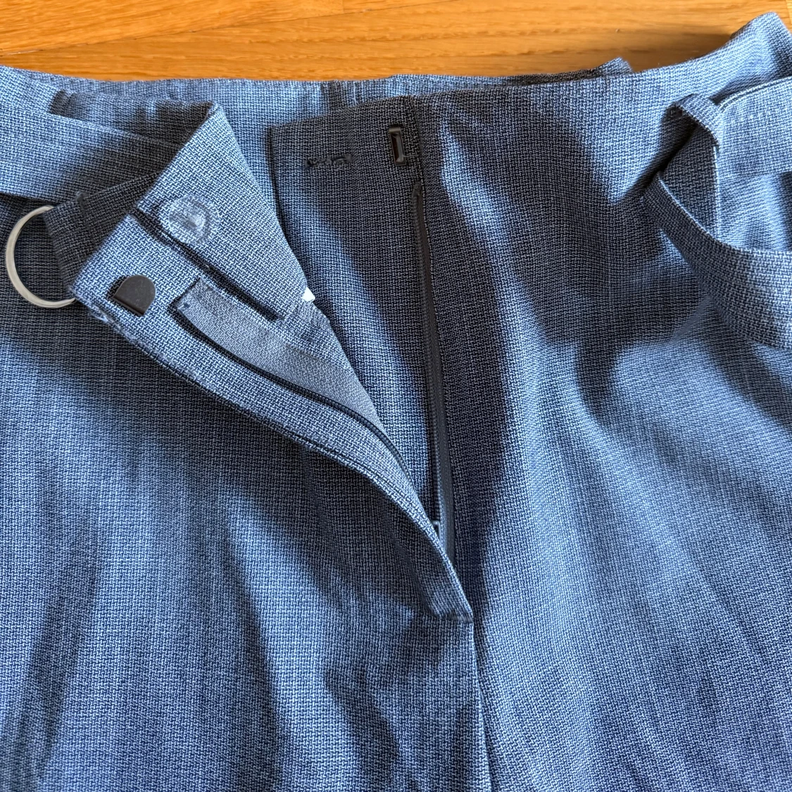 Grå kostymbyxor med bälte - 3