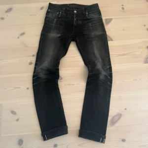 Grim Tim Selvegde nudie jeans  - Säljer ni dessa sjukt snygga nudie selvedge jeans, modell Grim Tim och är L32 Skick 9/10! Skriv vid frågor eller funderingar, pris går att diskutera😊