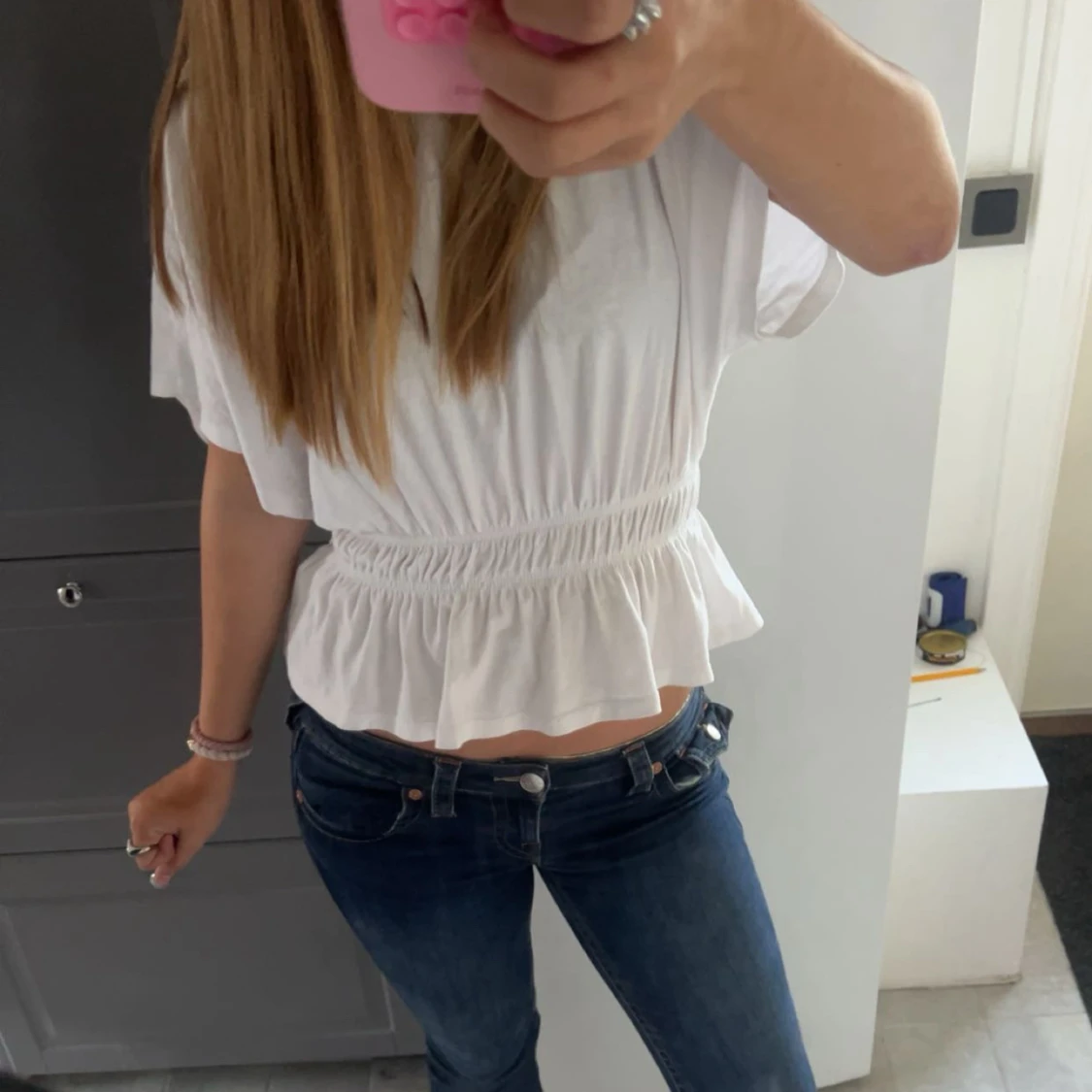 Vit croppad blus med volang