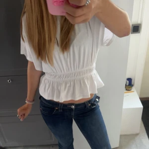 Vit croppad blus med volang - säljer inte av nån speciell anledning, utan den kommer inte till användning längre tyvärr❤️ jätte bra skick och har inte använt så många gånger!!❤️