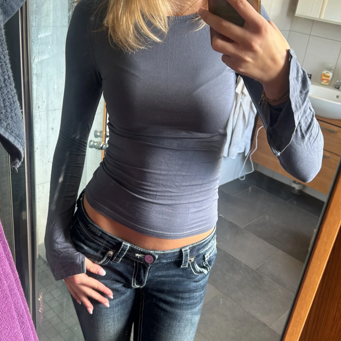 Grå långärmad topp med slits vid ärm