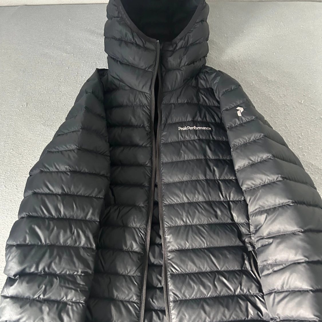 Svart dunjacka Peak Performance