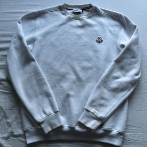 Moncler tröja - En fin Moncler tröja perfekt för de kalla vädret. Finns nån få fläck på och lite smutsig vid kragen, men det går att tvätta. Kan även hinna tvätta den själv om det skulle vara så. Storleken är L men sitter exakt som en M.