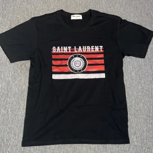 Saint Laurent T shirt  - Hej, Jag säljer denna saint Laurent t shirt. Den är i nytt skick och använd fåtal gånger och är i storlek S om du har frågor eller funderingar så är det bara att fråga.