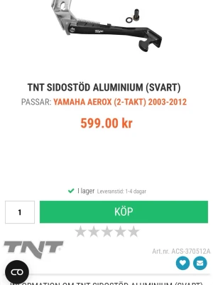 TNT sidostöd aluminium svart - Säljer ett svart sidostöd i aluminium från TNT som passar Yamaha Aerox (2-takt) årsmodell 2003-2012. Sidostödet är robust och har en stilren design, perfekt för dig som vill uppgradera eller byta ut ditt nuvarande stöd på mopeden.