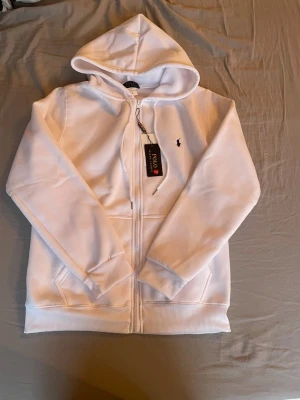 Ralph Lauren hoodie  - Säljer en Ralph Lauren Hoodie helt ny, den är endast testad och köpt från deras hemsida för 2500kr🔥 Trots det är priset rimligt och kan diskuteras👍🏼 Byxorna till tröjan finns tillgängliga i min profil om intresserad👈🏼   Skriv vid intresse eller tankar🙌