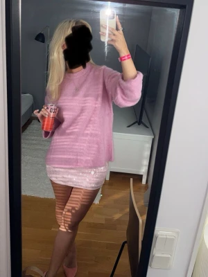 Rosa stickad tröja  - Mysig oversized stickad tröja från H&M Premium Selection i rosa färg. Endast använd en gång och i mycket bra skick. Den är mjuk och varm i mohair och ull material, perfekt nu i vinter. Säljs då den tyvärr inte kommer till användning💖